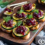 Schwedische Bruschetta mit gegrillter Zucchini und Cranberry-Sauce