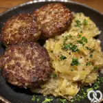 Fleischpflanzerl mit Sauerkraut